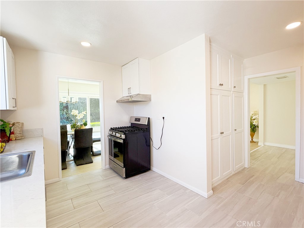 533 Geneva Property Photo 10
