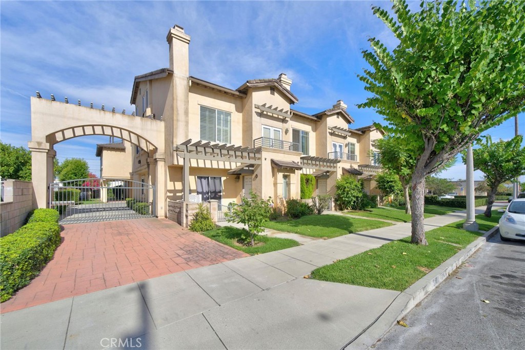 330 S Pine Street Property Photo 1