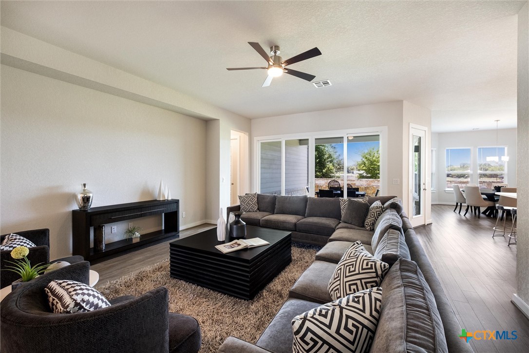 11305 Hollering Pass Property Photo 6