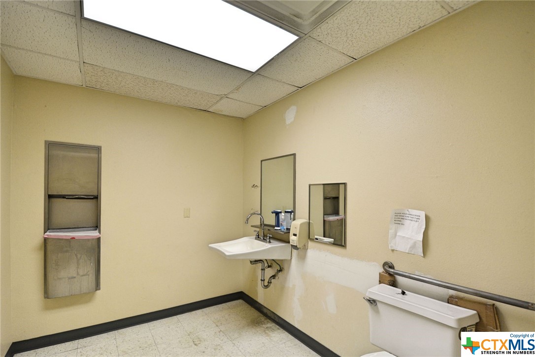 109 N River Street Property Photo 10