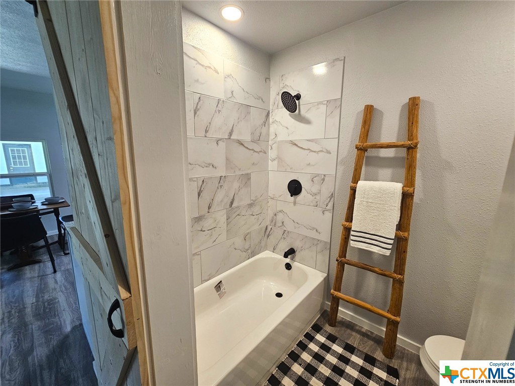 2210 Louise Street Property Photo 12