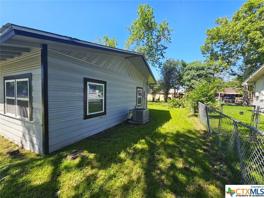 2210 Louise Street Property Photo 22