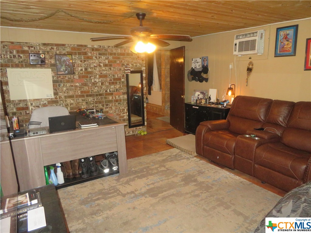101 N Crescent Property Photo 17
