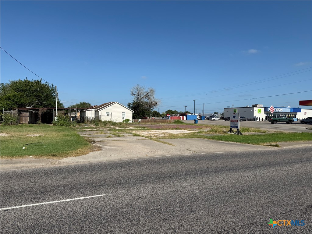 202 N Alamo Street Property Photo 4