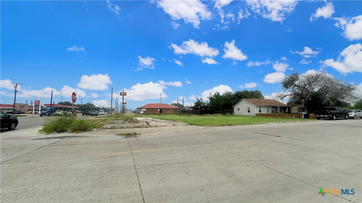 202 N Alamo Street Property Photo 6