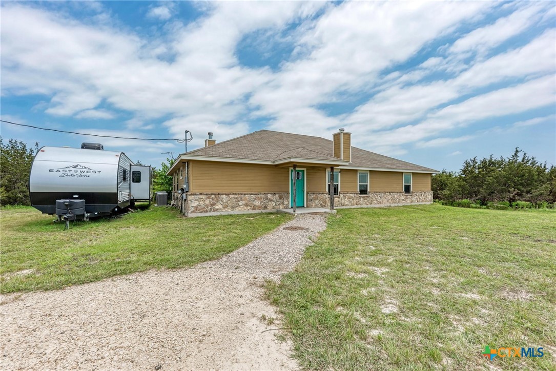 23748 N Us Highway 281 Property Photo 2