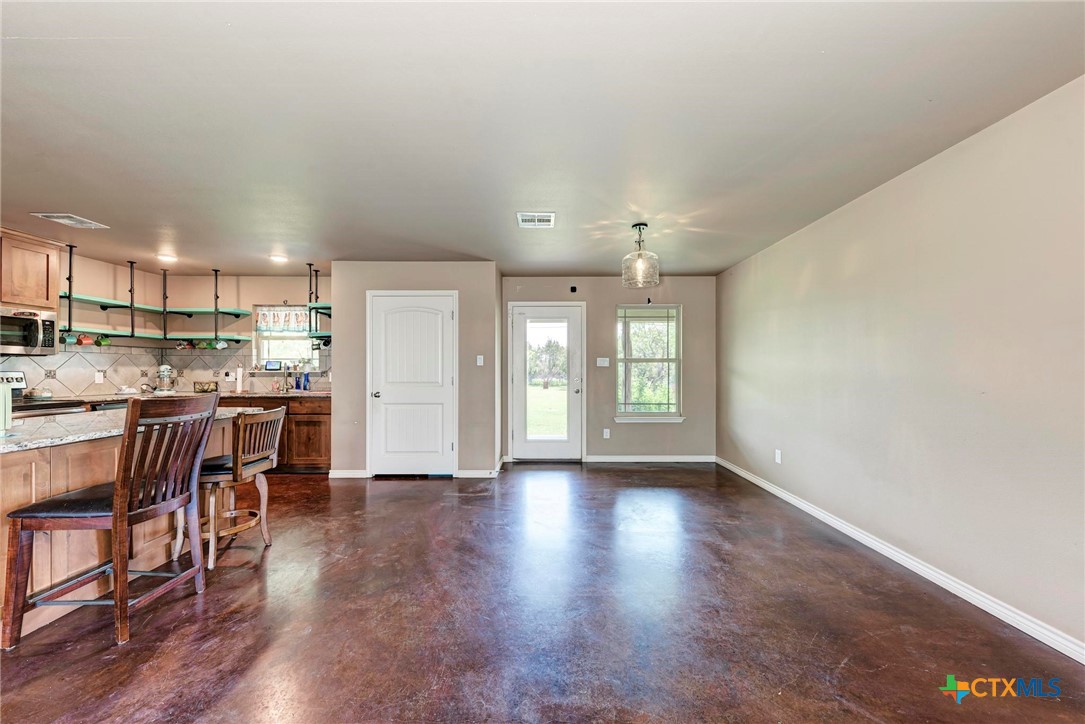 23748 N Us Highway 281 Property Photo 9