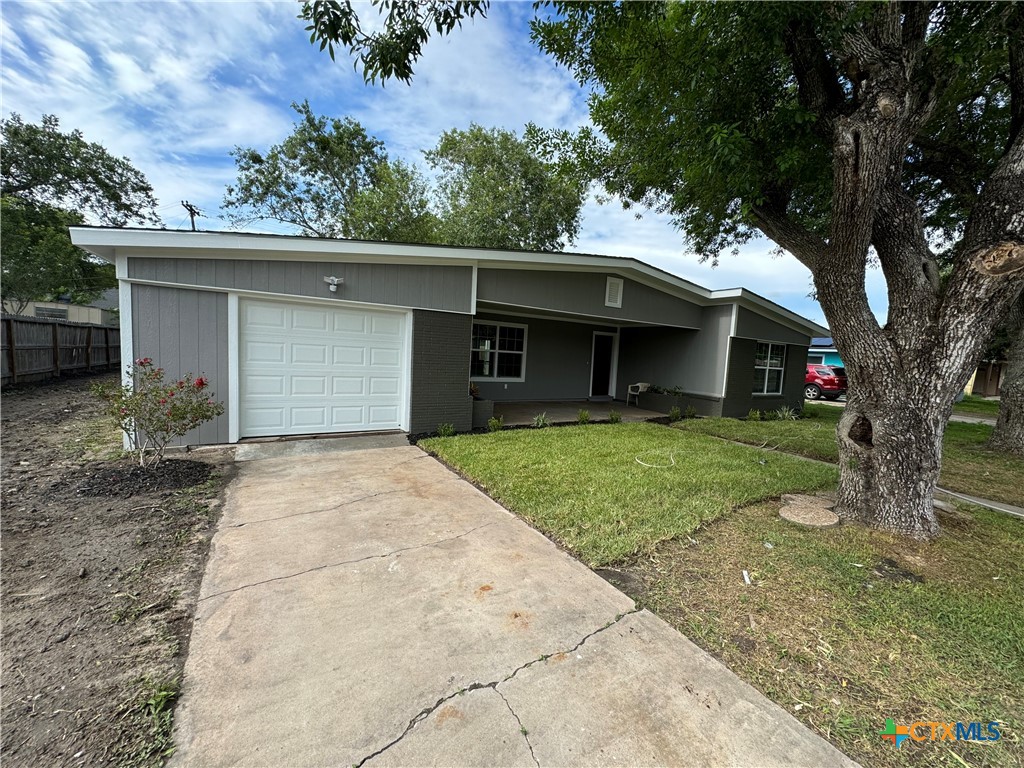 3004 Mayfair Drive Property Photo 2