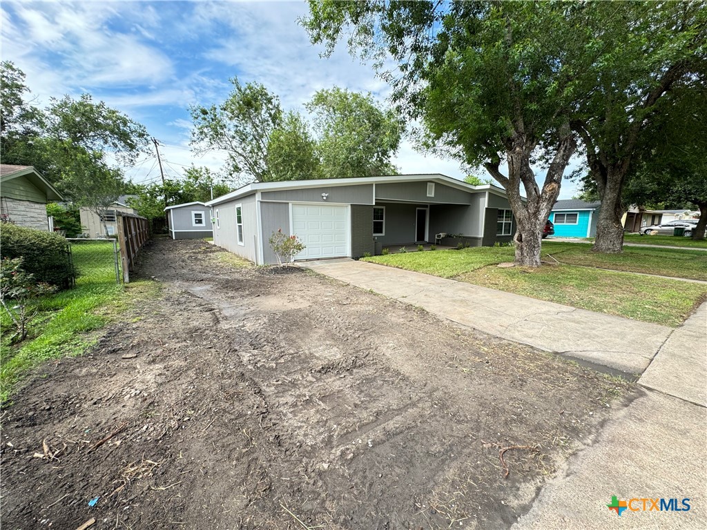 3004 Mayfair Drive Property Photo 3