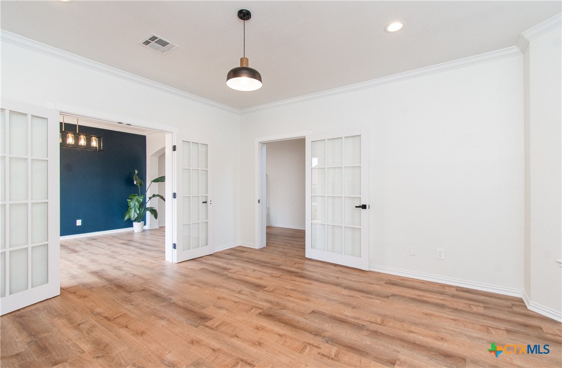 2421 Pin Oak Drive Property Photo 6