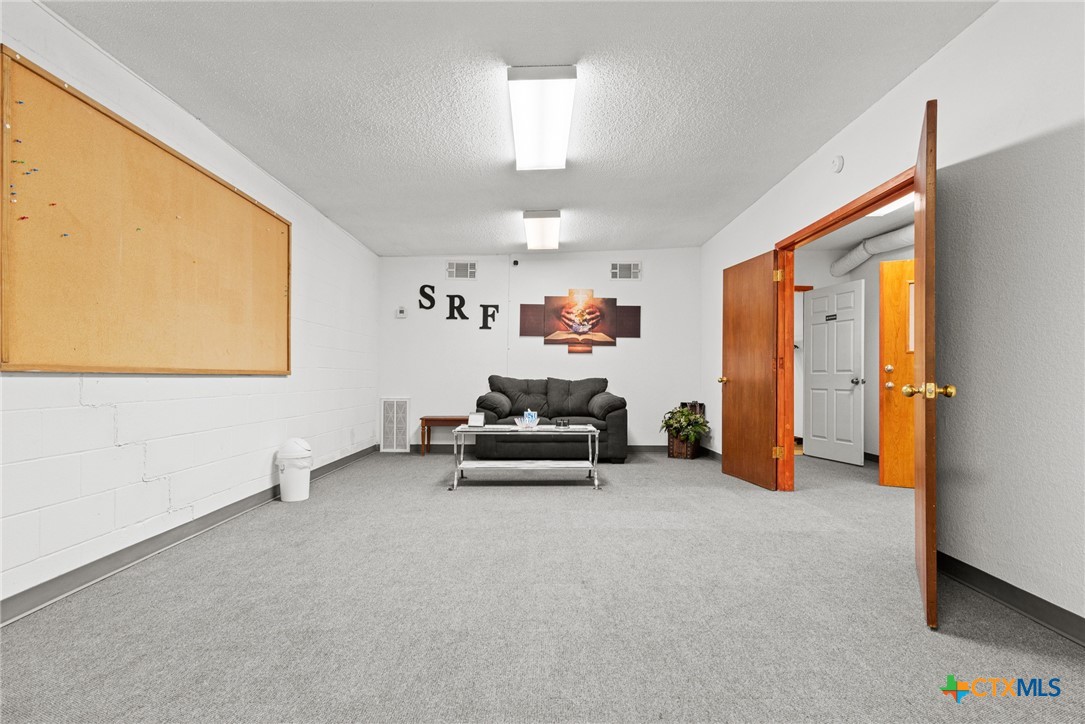 112 E Hallmark Avenue Property Photo 5