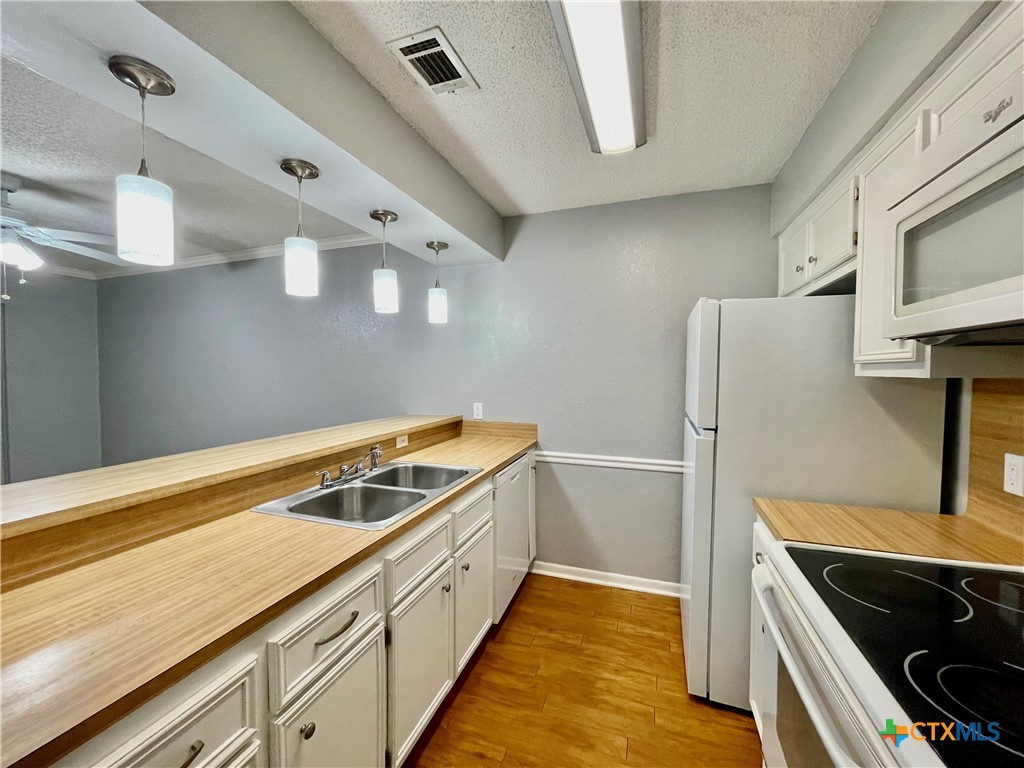 409 Versailles Street Property Photo 5