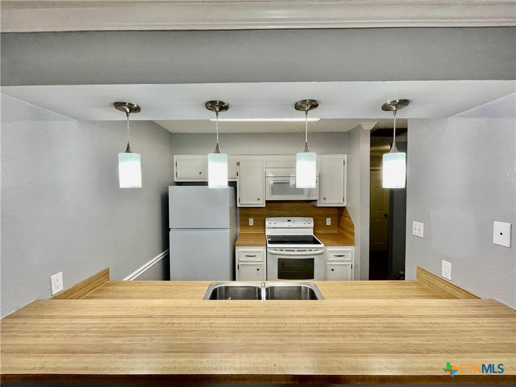 409 Versailles Street Property Photo 7
