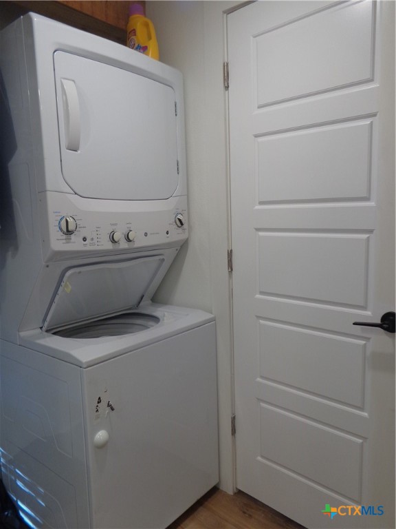 1009 Edgewater Falls Property Photo 22