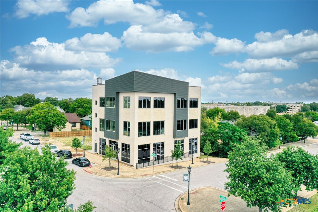 211 S Brown Street 200 & 300 Property Photo 4