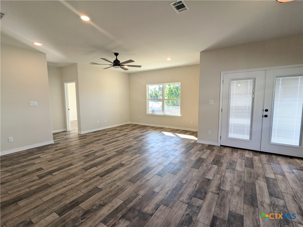 1714 E Avenue G Property Photo 13