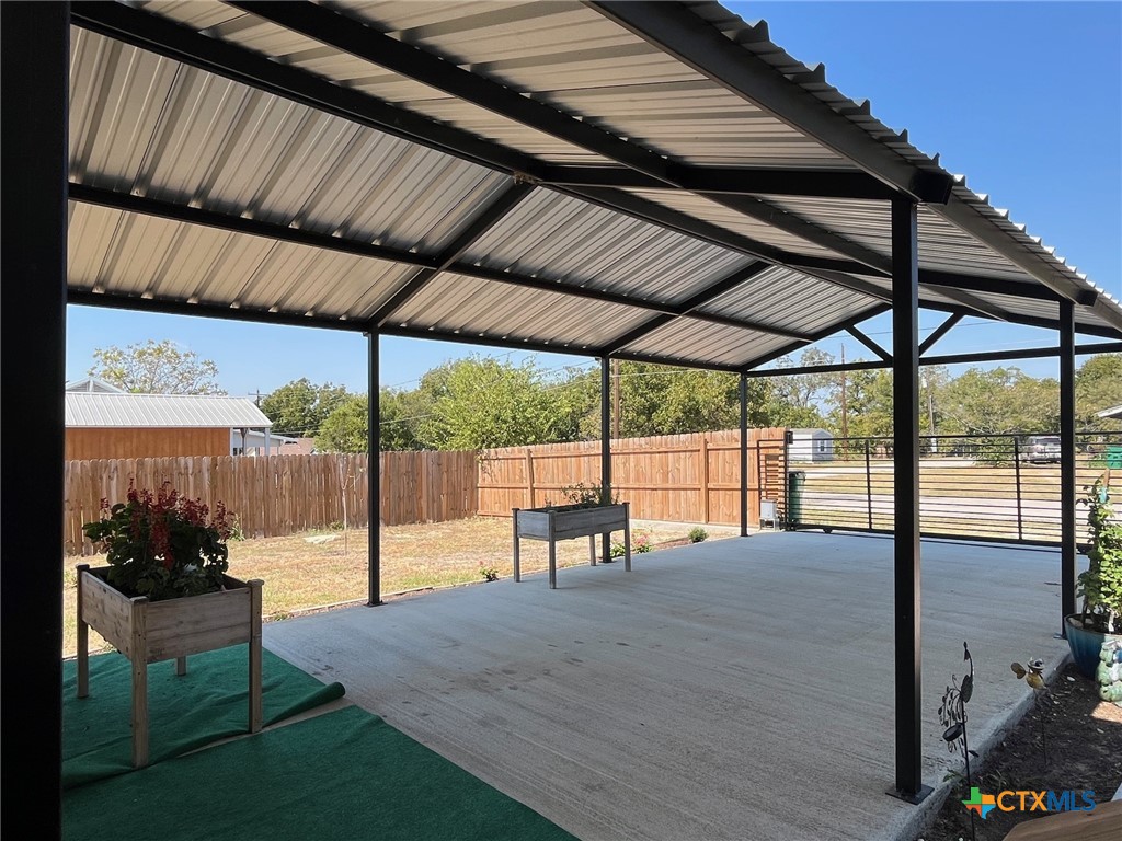 709 Lampasas Street Property Photo 6