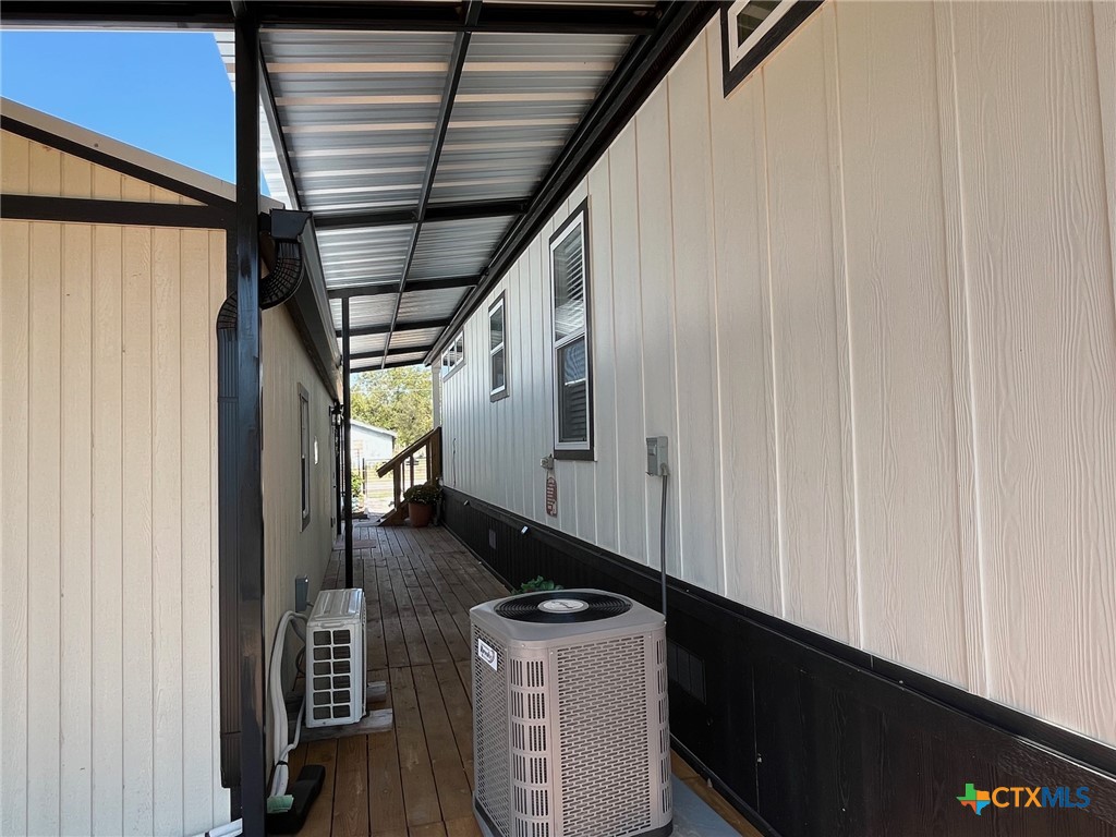 709 Lampasas Street Property Photo 8