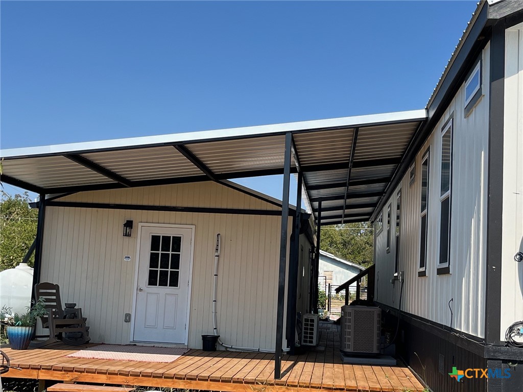 709 Lampasas Street Property Photo 11