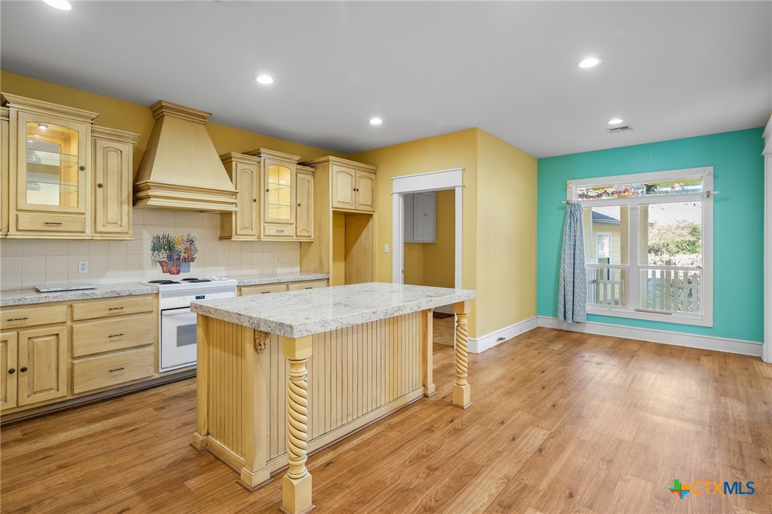 49 Lakeplace Street Property Photo 14