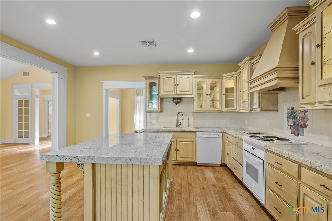 49 Lakeplace Street Property Photo 17