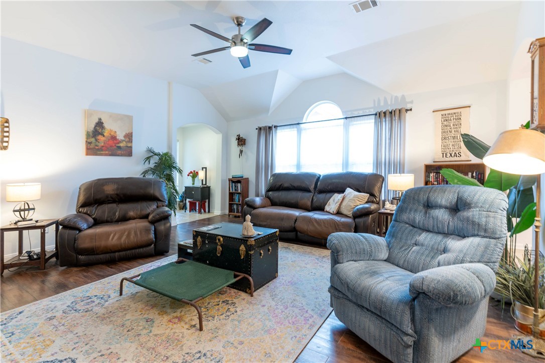 320 Meadow Park Property Photo 4