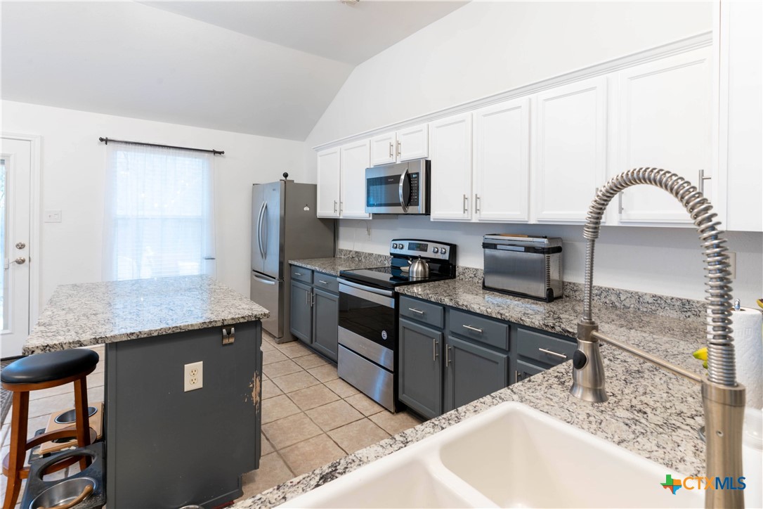 320 Meadow Park Property Photo 8