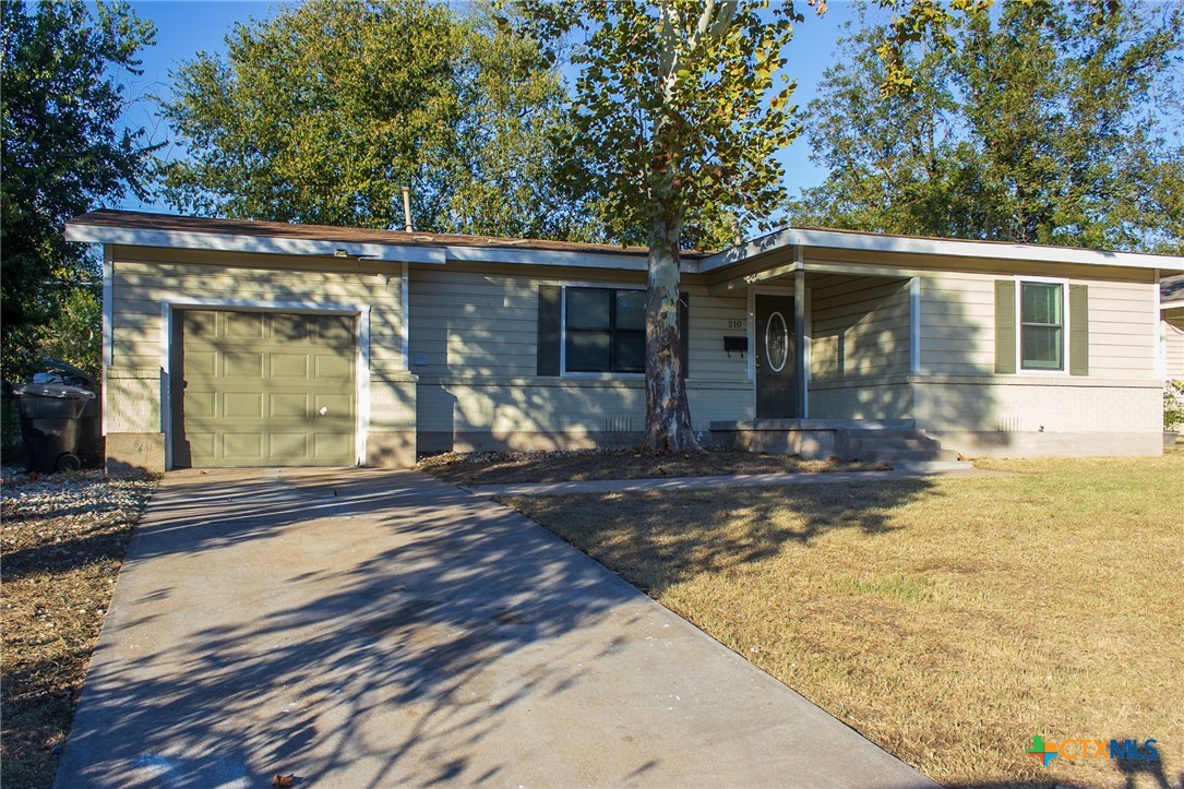210 W Zenith Avenue Property Photo 1