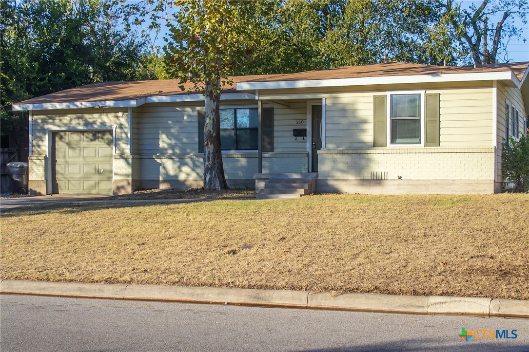 210 W Zenith Avenue Property Photo 3