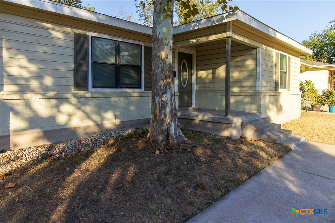 210 W Zenith Avenue Property Photo 4