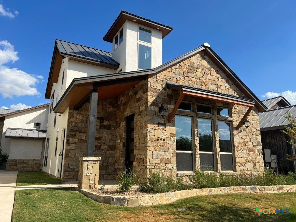 1690 Gruene Vineyard Crossing Property Photo 1