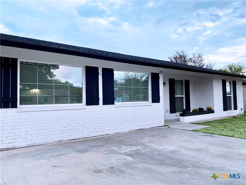 1011 Ronstan Drive Property Photo 3