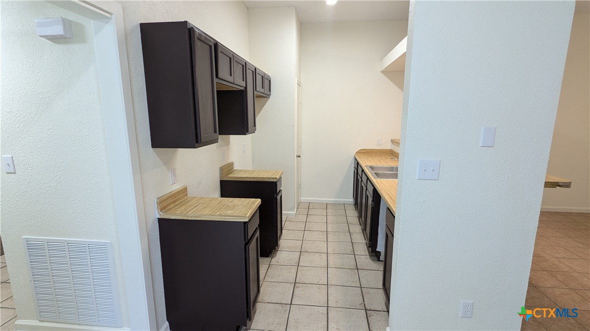 1306 N Bishop Street Property Photo 4