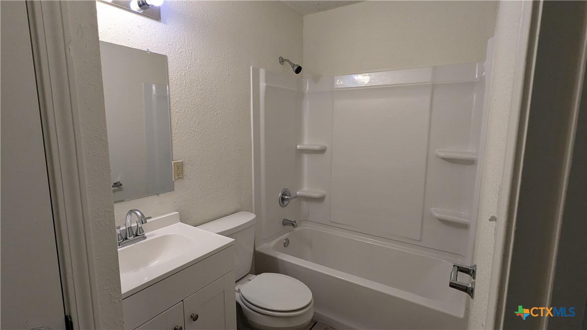 1306 N Bishop Street Property Photo 7