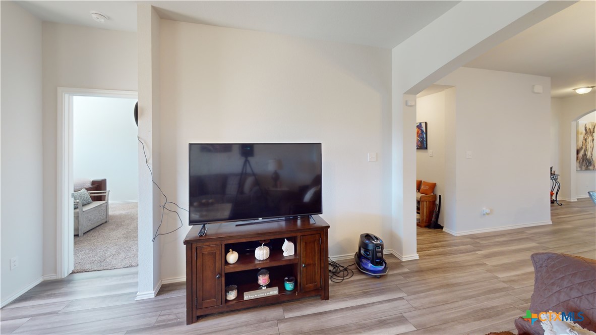 8915 Hidden Oaks Drive Property Photo 11