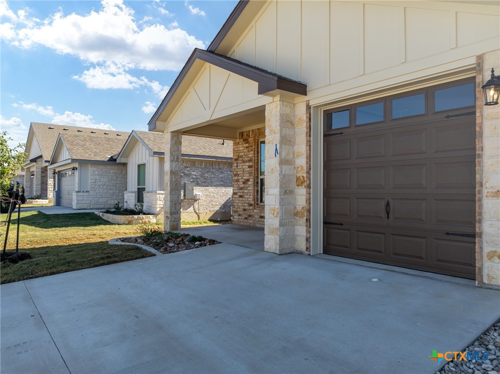 5104 Rose Garden Loop Property Photo 3