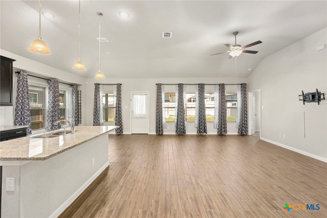 1120 Amber Lake Property Photo 8