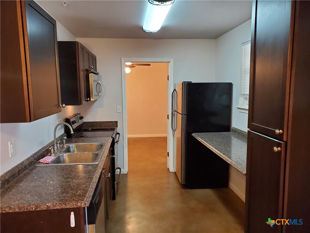 1037 W Court Street C Property Photo 3