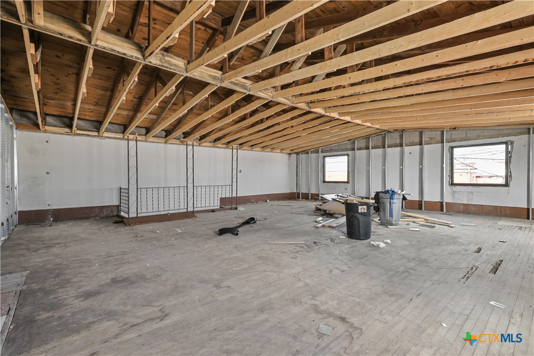 327 E Avenue D Property Photo 7