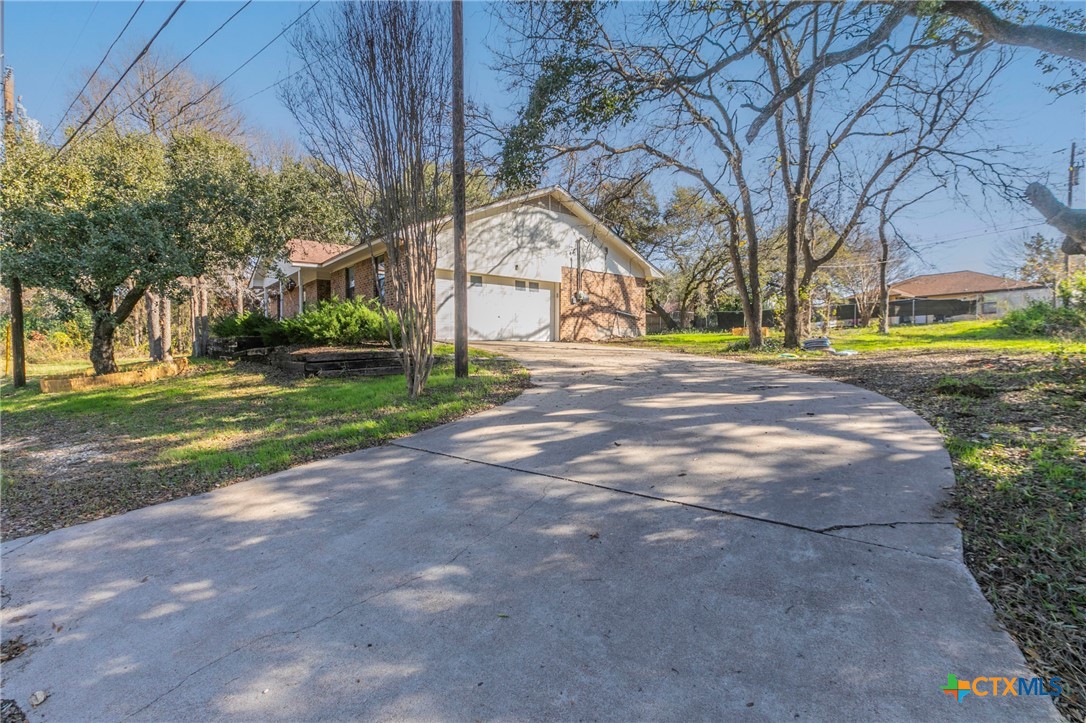 5609 E Lakeshore Drive Property Photo 2