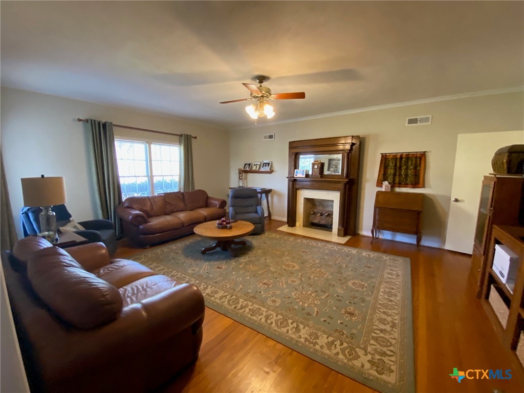 606 College Street Property Photo 4