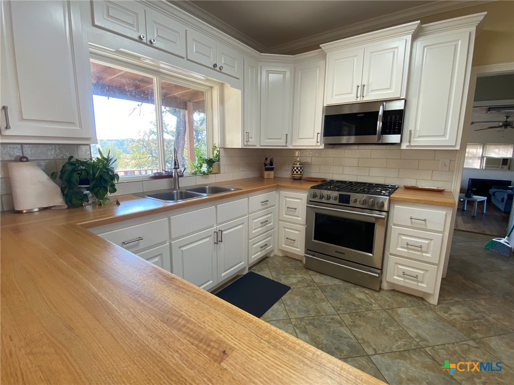 606 College Street Property Photo 8