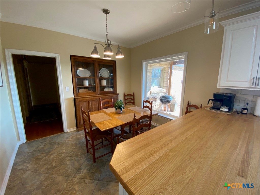 606 College Street Property Photo 10