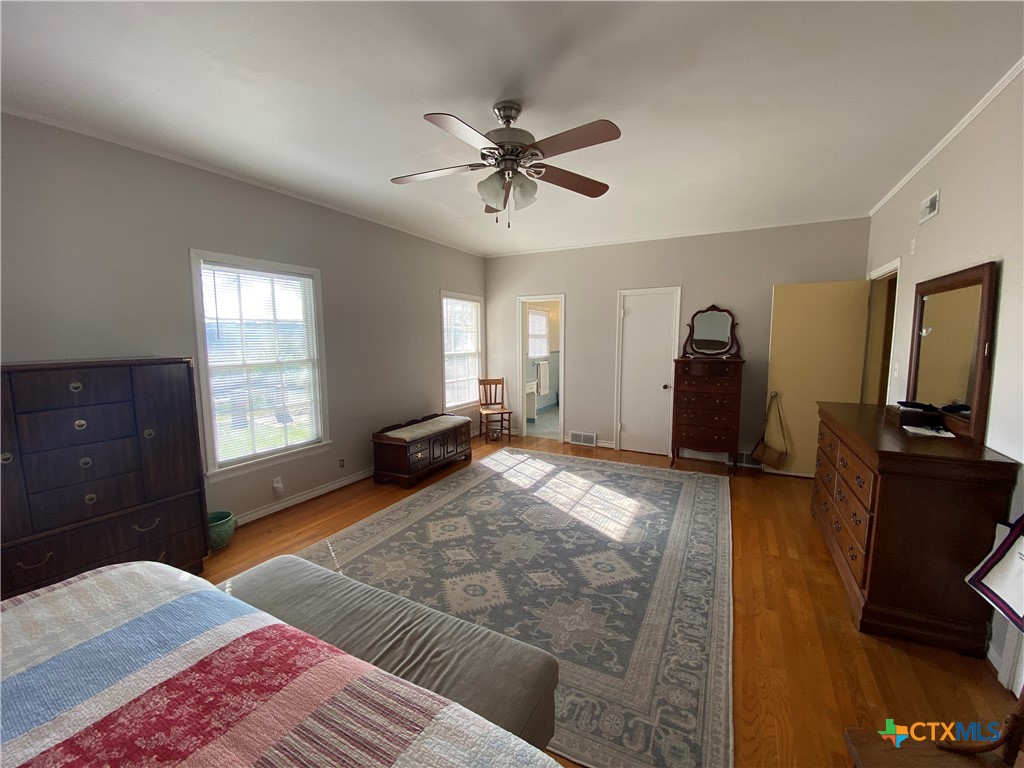 606 College Street Property Photo 16