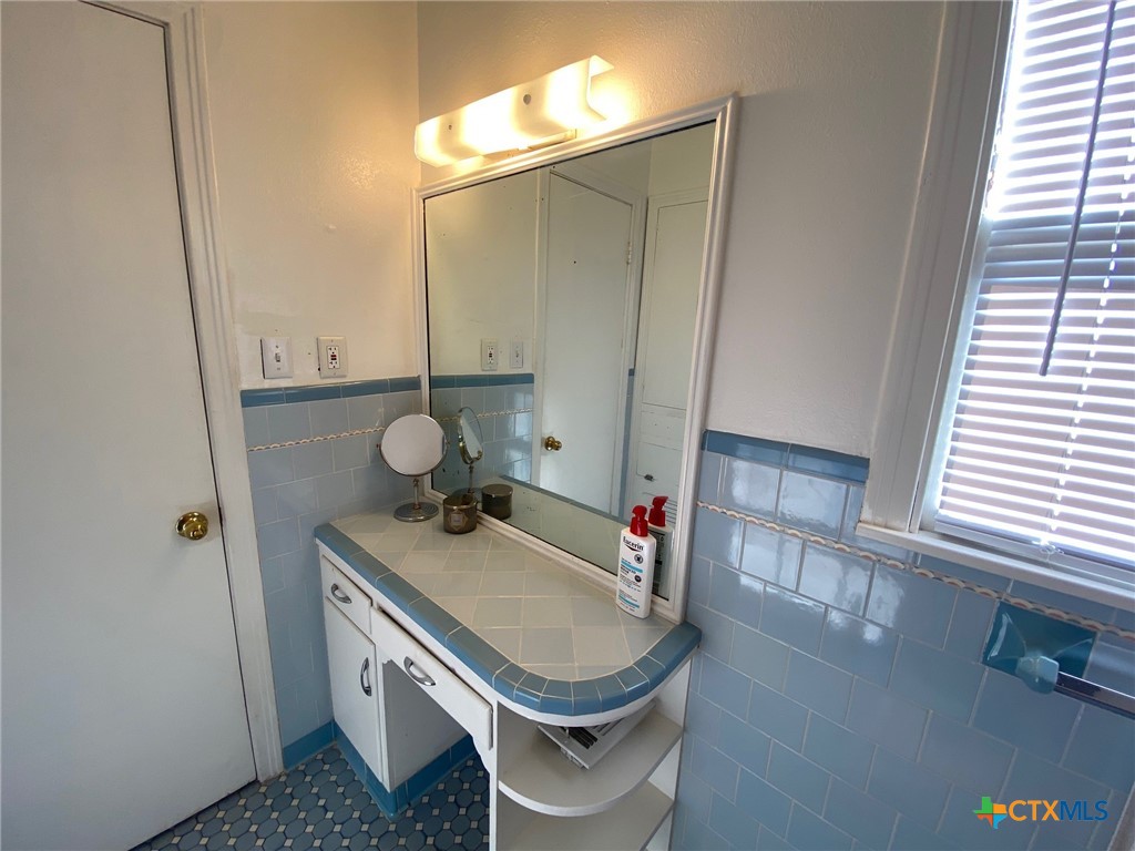 606 College Street Property Photo 23