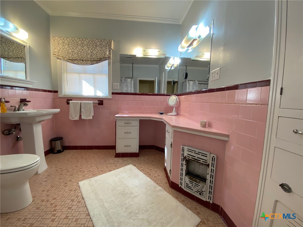 606 College Street Property Photo 28