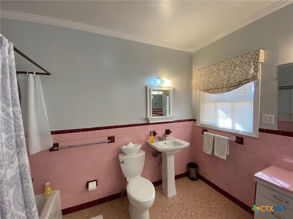 606 College Street Property Photo 29