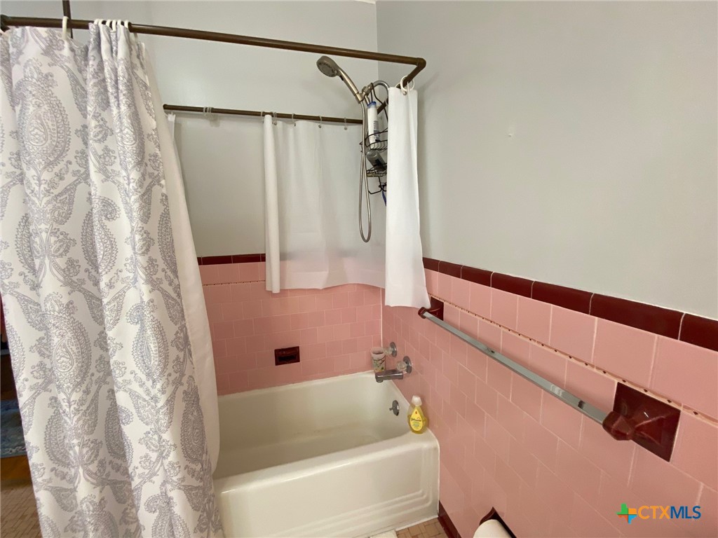 606 College Street Property Photo 30