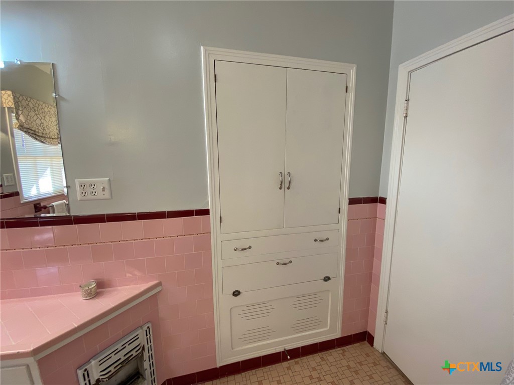606 College Street Property Photo 31