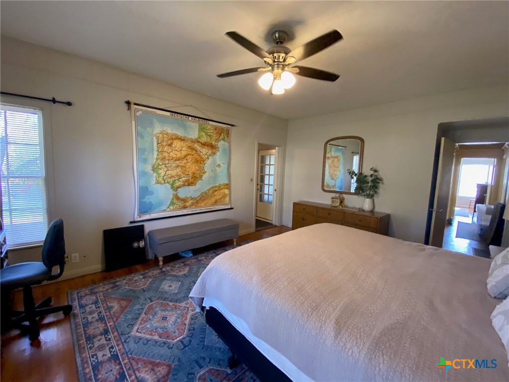 606 College Street Property Photo 33